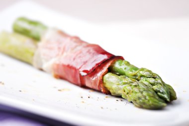 Kuşkonmazlı jambon.