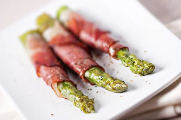 Rouleaux de jambon aux asperges — Photo