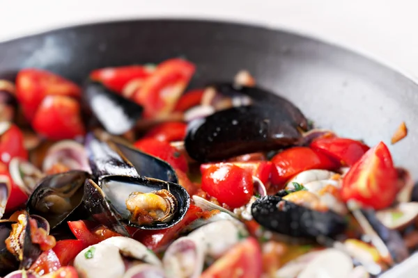 Ingredientes para espaguetis con mariscos . — Foto de Stock