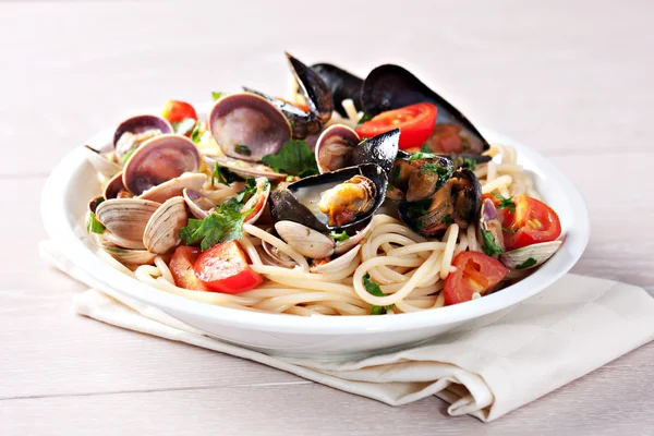 Leckere Spaghetti mit Meeresfrüchten — Stockfoto