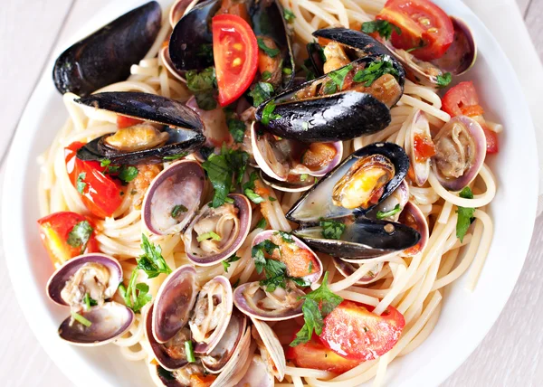 Leckere Spaghetti mit Meeresfrüchten — Stockfoto