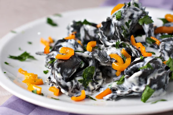 Tortellini com tinta de lula . — Fotografia de Stock