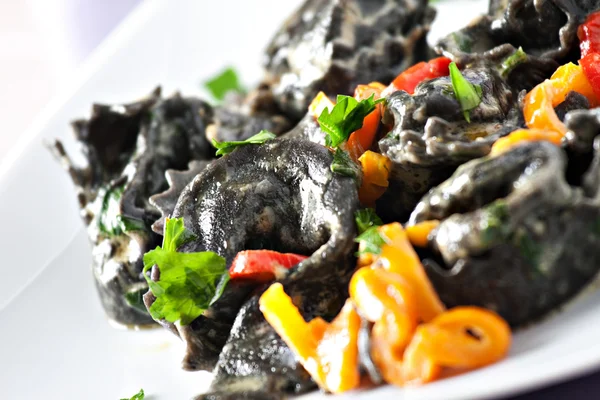 Tortellini con tinta de calamar . —  Fotos de Stock