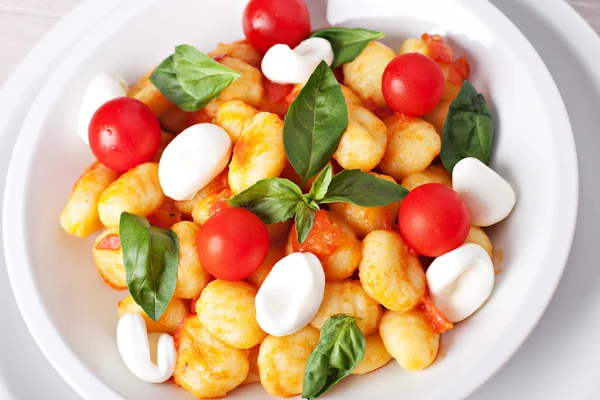 Gnocchi ile domates, mozzarella — Stok fotoğraf