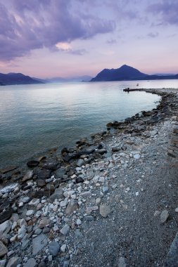 Lake Maggiore gün batımında