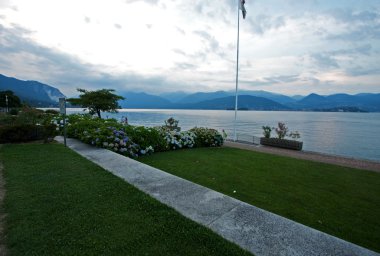 Lake Maggiore gün batımında