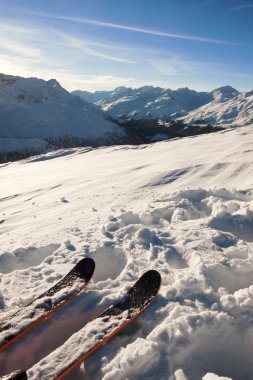 Kayaklar üzerinde dağlarda kar