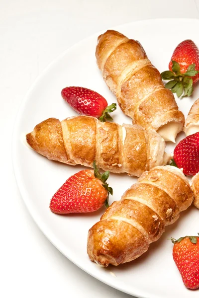 Morangos e rolos de pastelaria folhada — Fotografia de Stock