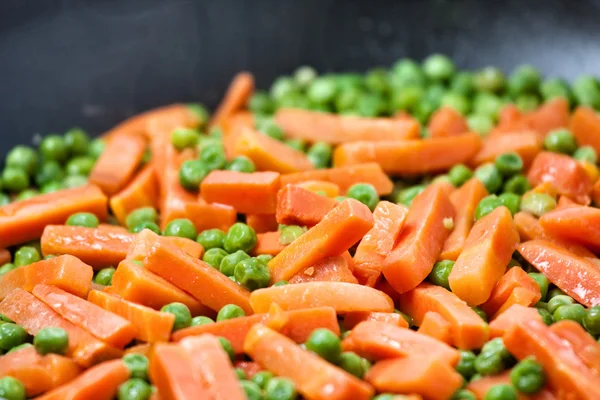 熟的豌豆和胡萝卜 — 图库照片