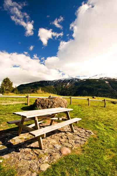 Picknick-område i en park — Stockfoto