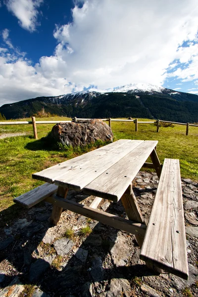 Picknick-område i en park — Stockfoto