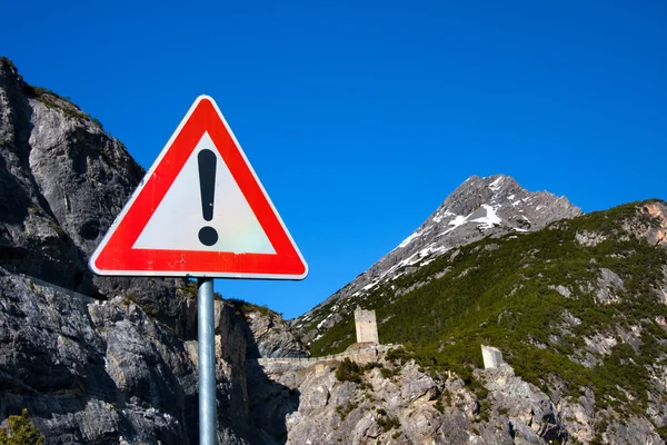 Sinal de aviso em uma estrada — Fotografia de Stock