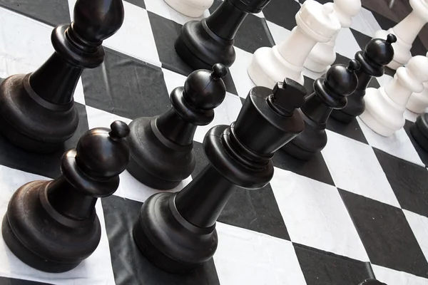 Шахматная доска во время игры — стоковое фото