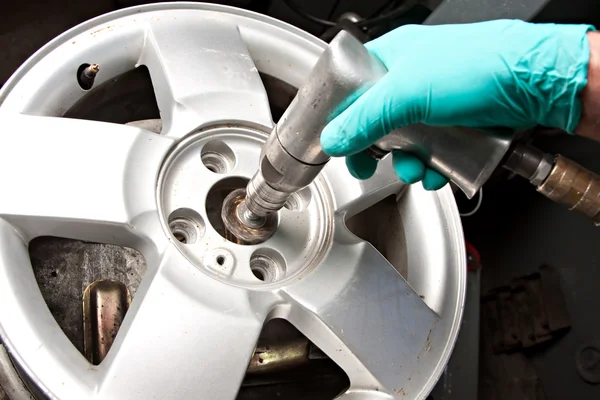 Réparation mécanique d'un pneu . — Photo