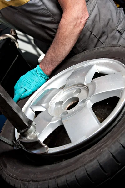 Mekaniska reparera ett däck. — Stockfoto