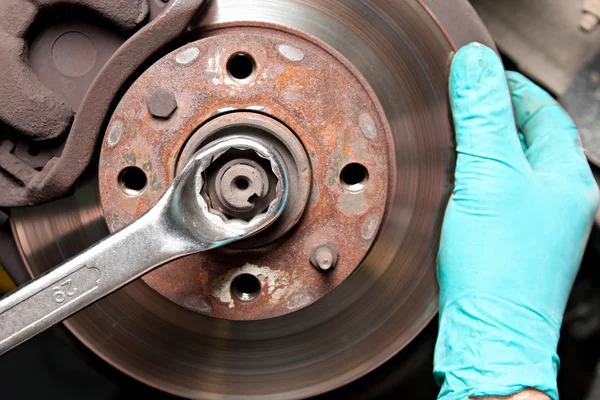 Homem a reparar um travão — Fotografia de Stock