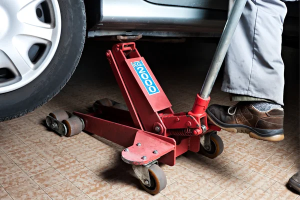 Cars lifted off the ground — Stock Photo, Image