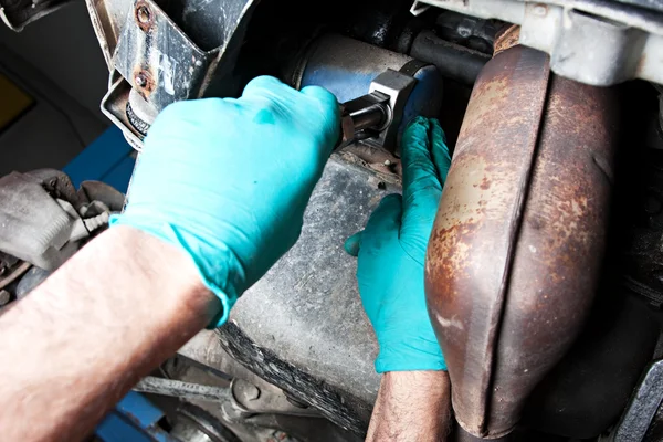 Mechaniker ersetzt den Ölfilter — Stockfoto