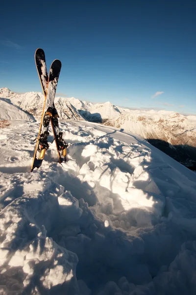 Karda dağlarda Kayak — Stok fotoğraf