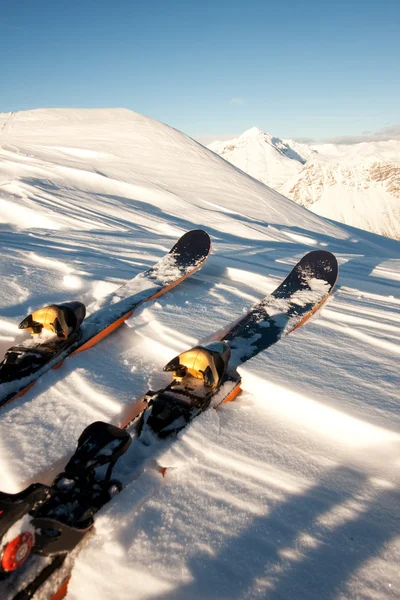 Esquis na neve nas montanhas — Fotografia de Stock