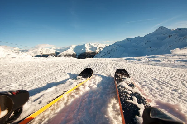 Sciare sulla neve in montagna — Foto Stock