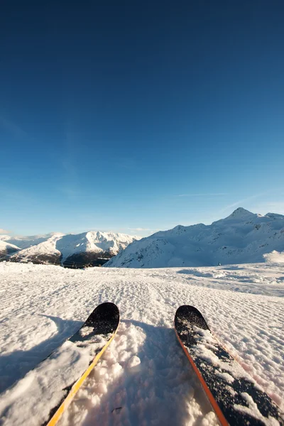 Горные лыжи на снегу — стоковое фото