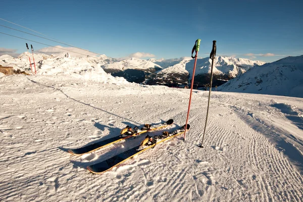 Skis dans la neige sur les Alpes italiennes — Photo