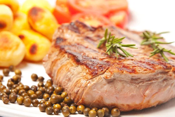 Steak mit Kartoffeln und Tomaten — Stockfoto