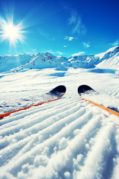 Esquís en la nieve en las montañas — Foto de Stock