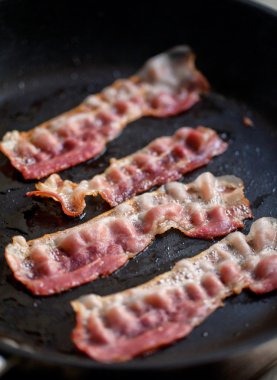 Pastırma dilimlerini Pan
