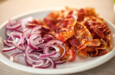 Pastırma ve soğan plaka üzerinde