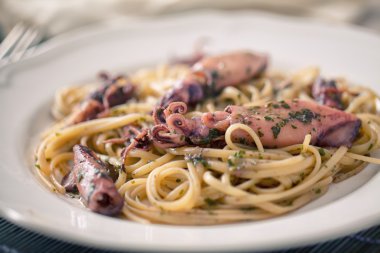 Deniz ürünleri linguini plaka üzerinde