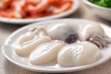 Çiğ karides ve mürekkep balığı