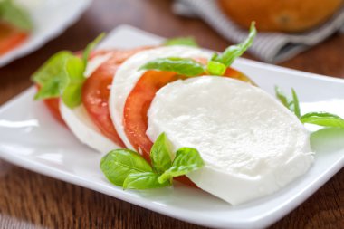 lezzetli caprese salatası