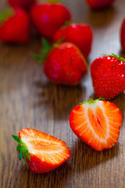 Tahta masadaki çilekler