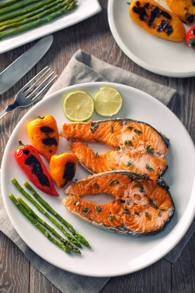 Salmón con verduras mixtas — Foto de Stock