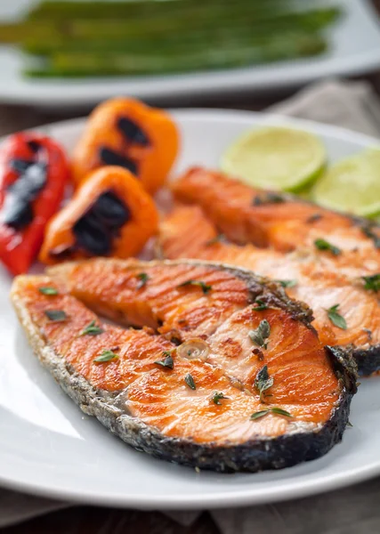 Salmón con verduras mixtas — Foto de Stock