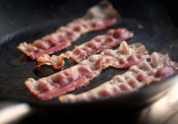 Fette di pancetta su pentola — Foto Stock