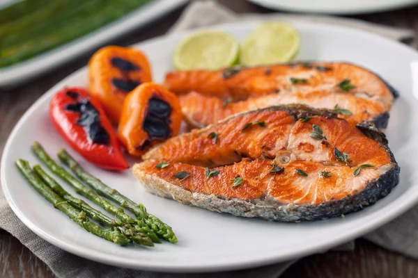 Salmón con verduras mixtas — Foto de Stock