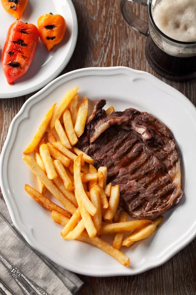 Steak de bœuf aux frites — Photo