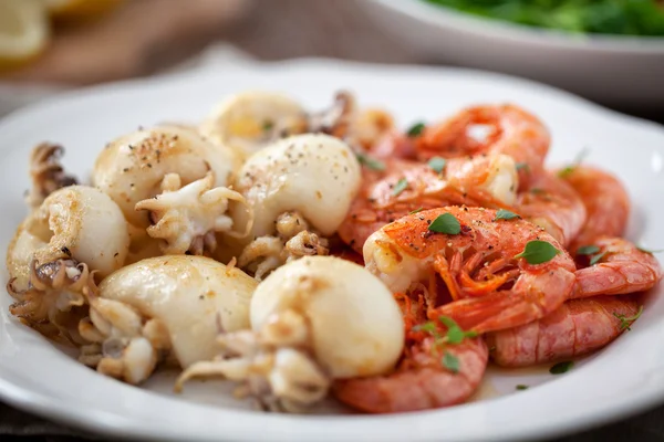 Gegrillte Garnelen und Tintenfische — Stockfoto