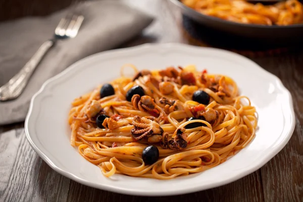 Pasta med bläckfisk och oliver — Stockfoto