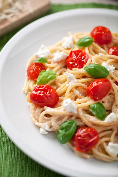 Espaguetis con tomates cherry —  Fotos de Stock