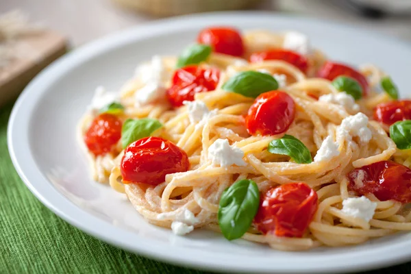 Espaguetis con tomates cherry —  Fotos de Stock