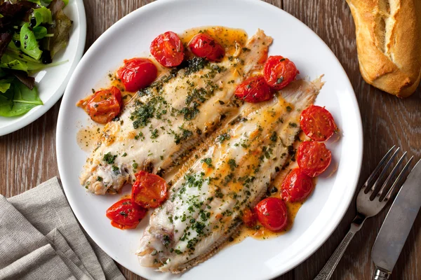 Seezunge mit Kirschtomaten — Stockfoto