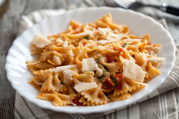 Pasta with fresh tomatoes — Stock Photo, Image