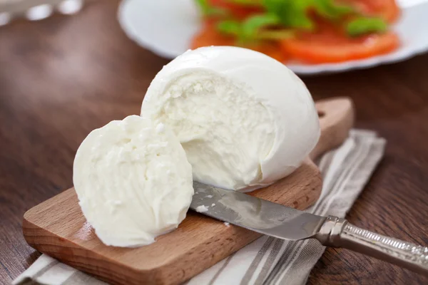 Mozzarella di bufala sul tavolo — Foto Stock