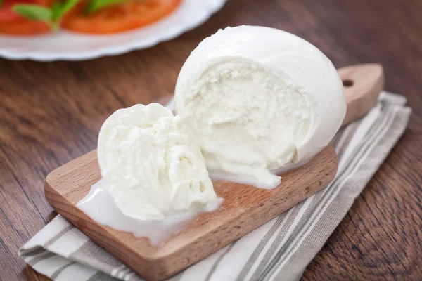 Buffalo mozzarella op tafel — Stockfoto