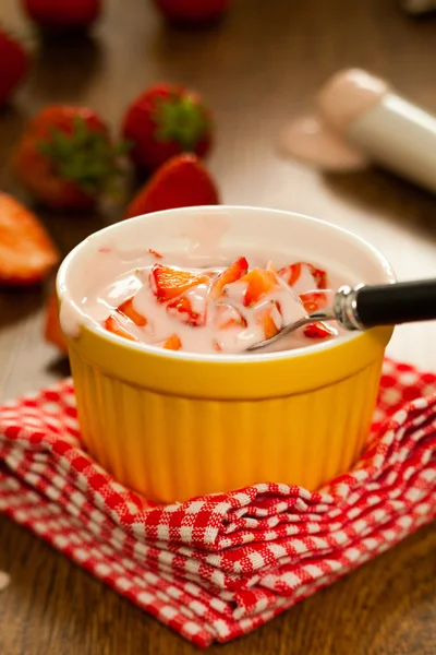 Yogur en tazón amarillo — Foto de Stock