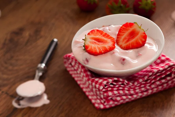 Leckerer Erdbeerjoghurt — Stockfoto